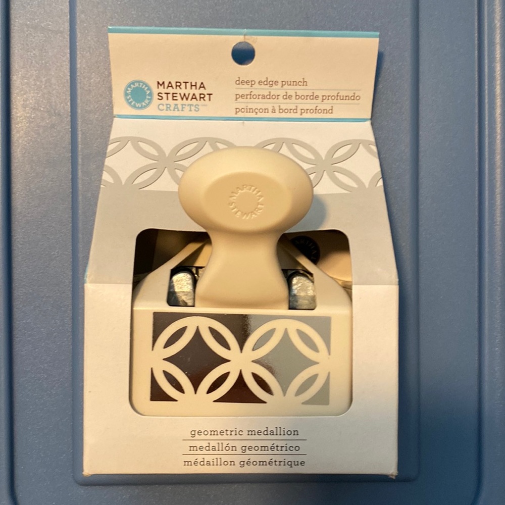 Martha Stewart Crafts GEOMETRIC MEDALLION Border Deep Edge Paper Punch NEW